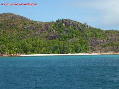 Mit dem Kat um Praslin segelnd