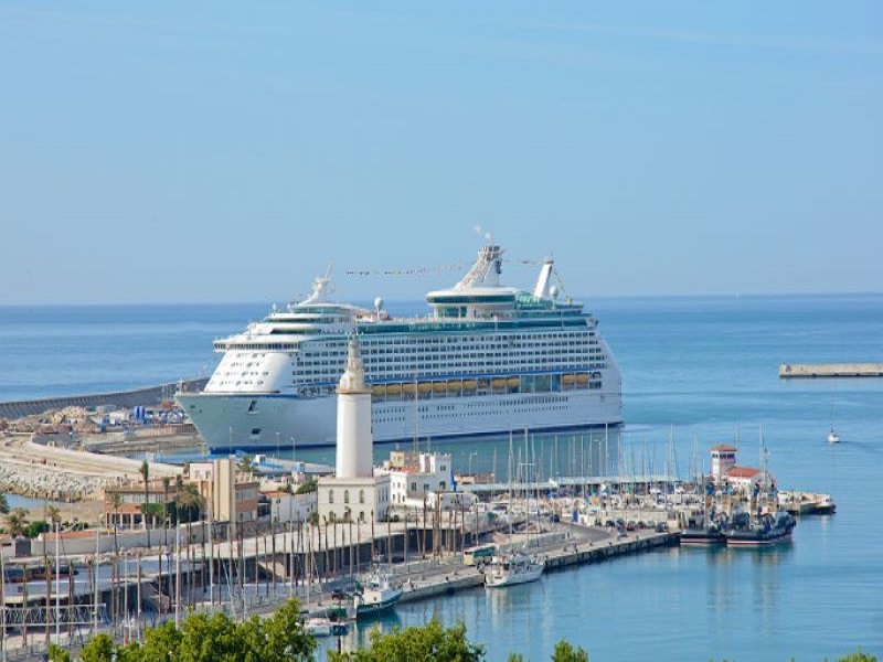 Kreuzfahrtschiff im Hafen